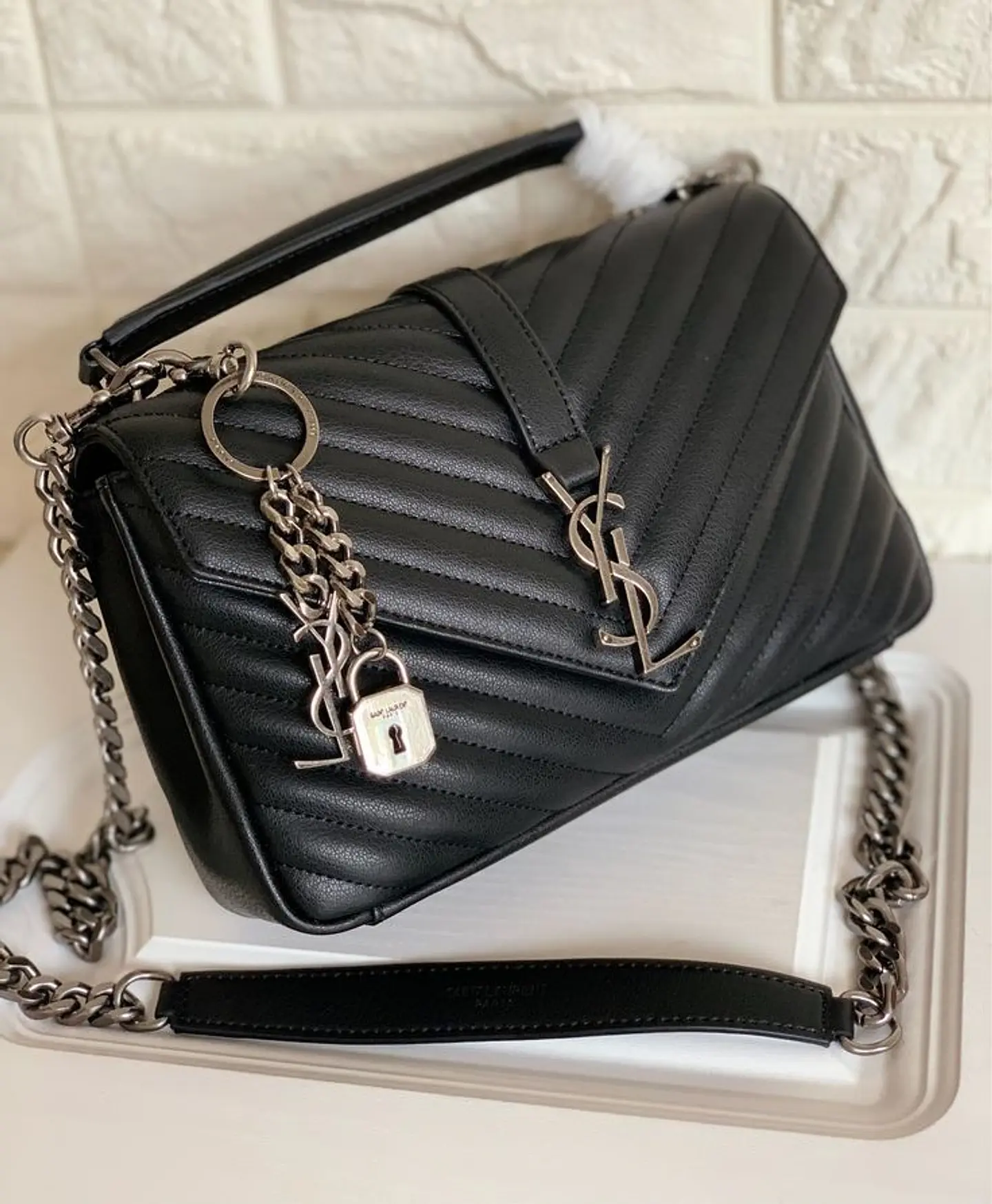 Bolso acolchado con cadena plateada 1