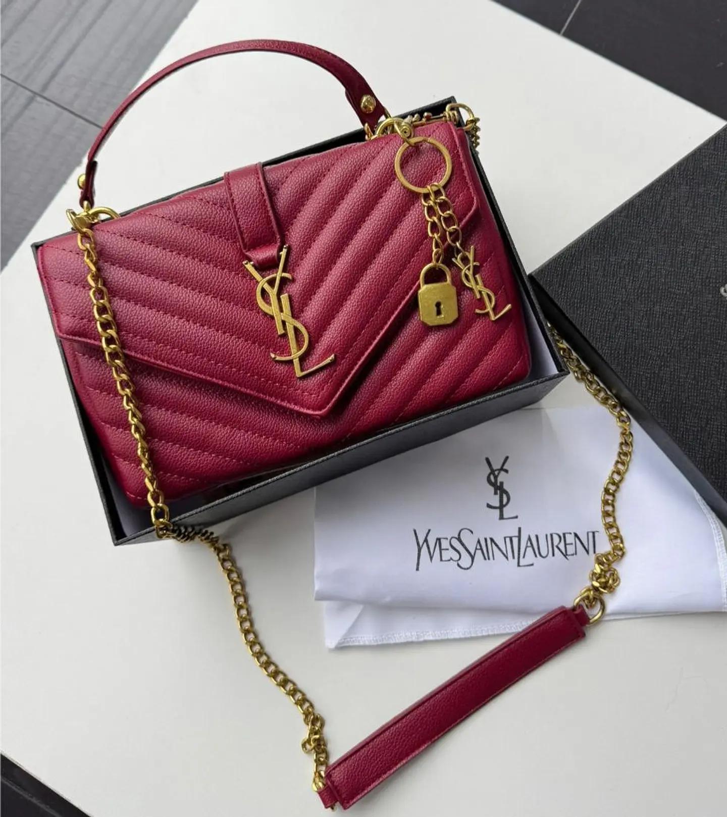 Bolso acolchado con cadena plateada 3