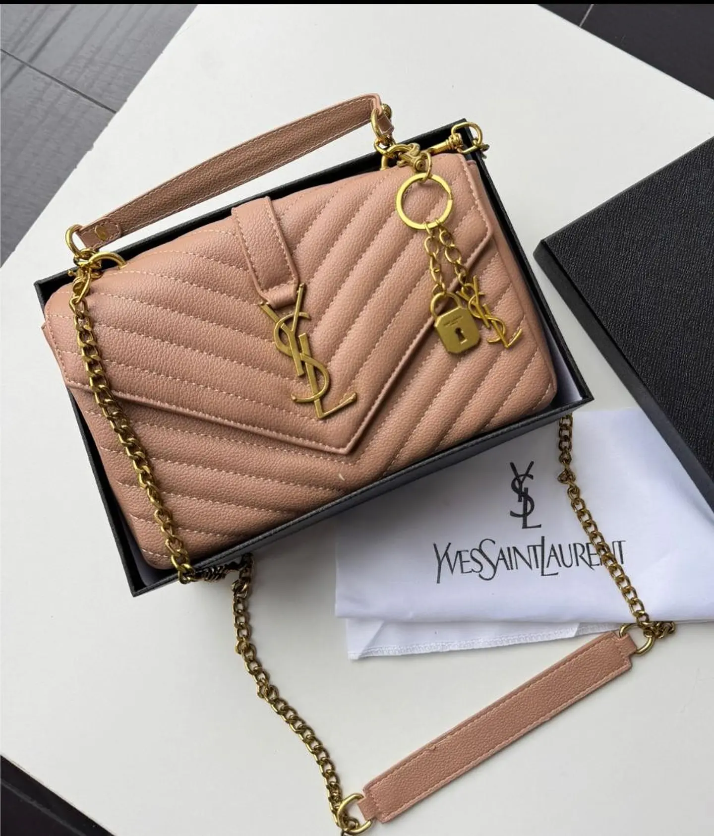 Bolso acolchado con cadena plateada 2