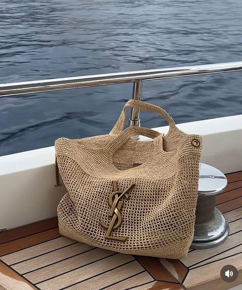 Tote de crochet natural con aplique metálico