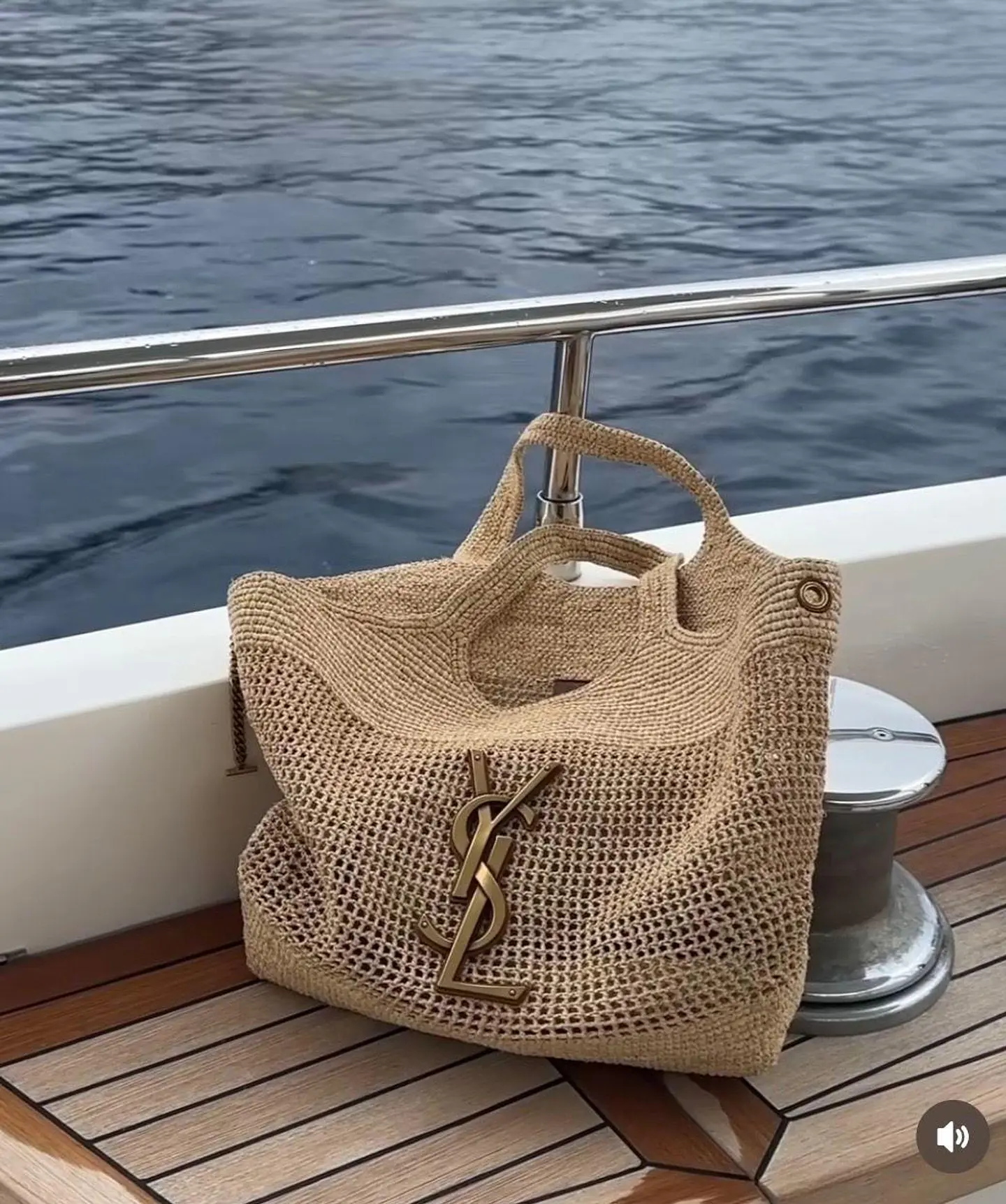 Tote de crochet natural con aplique metálico 1