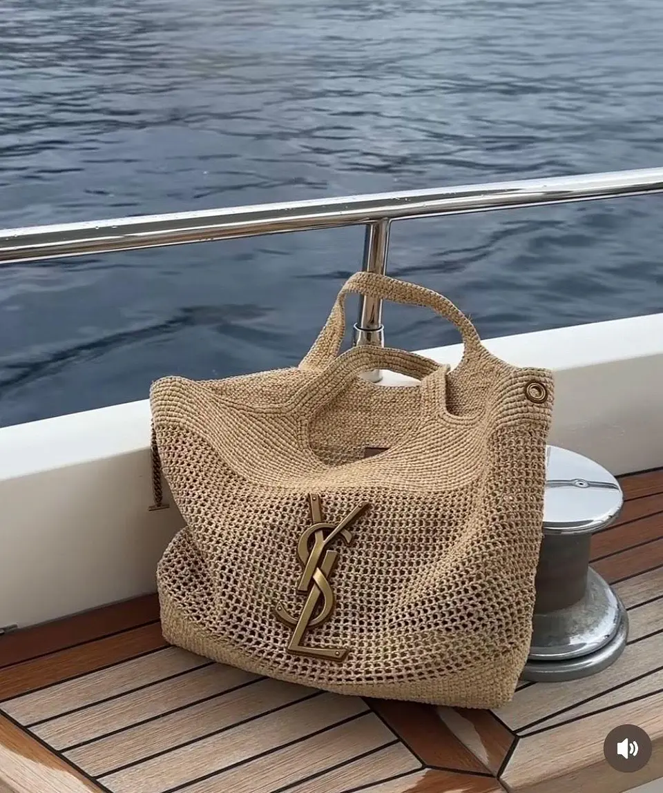 Tote de crochet natural con aplique metálico 1