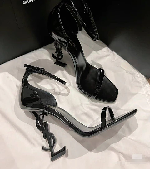 Sandalias negras con detalle metálico