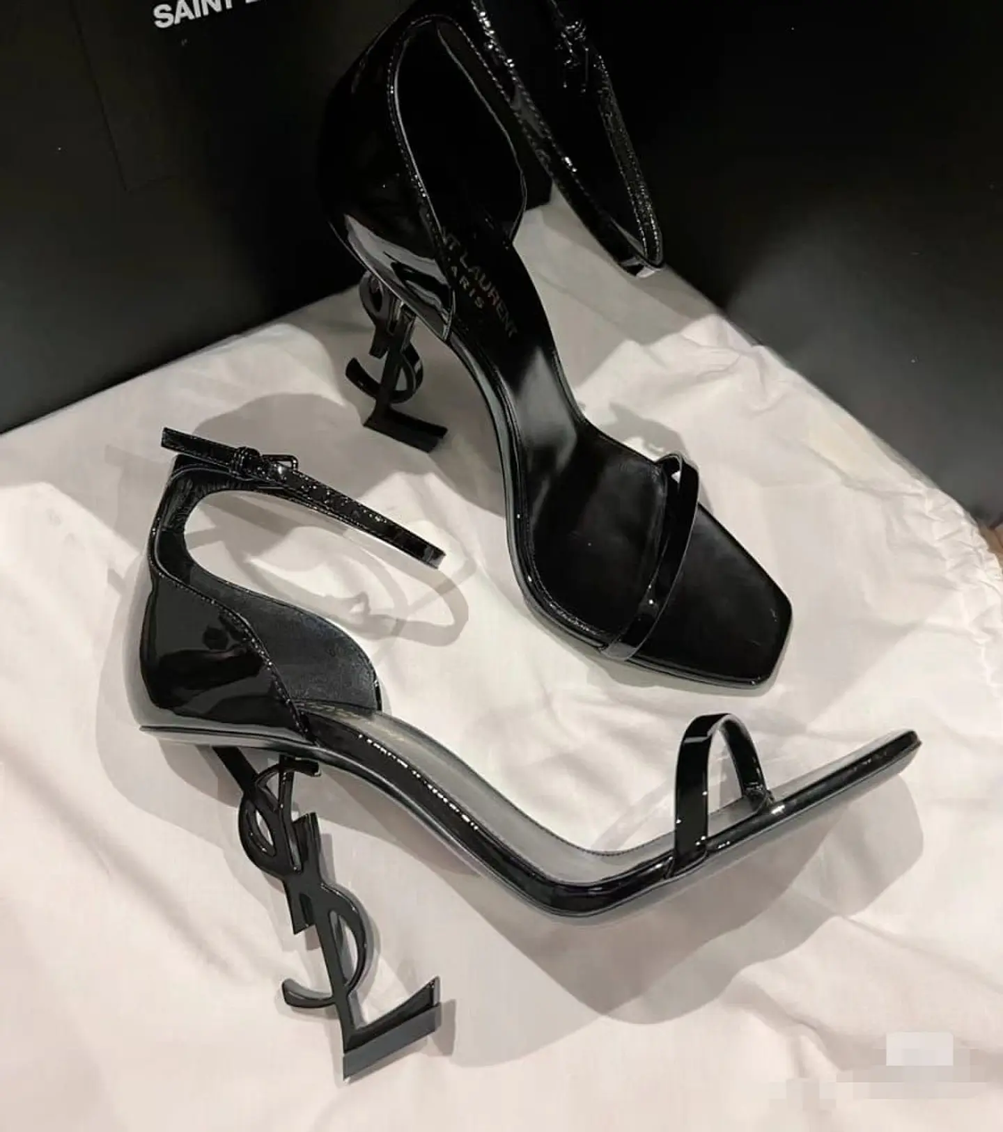 Sandalias negras con detalle metálico 1