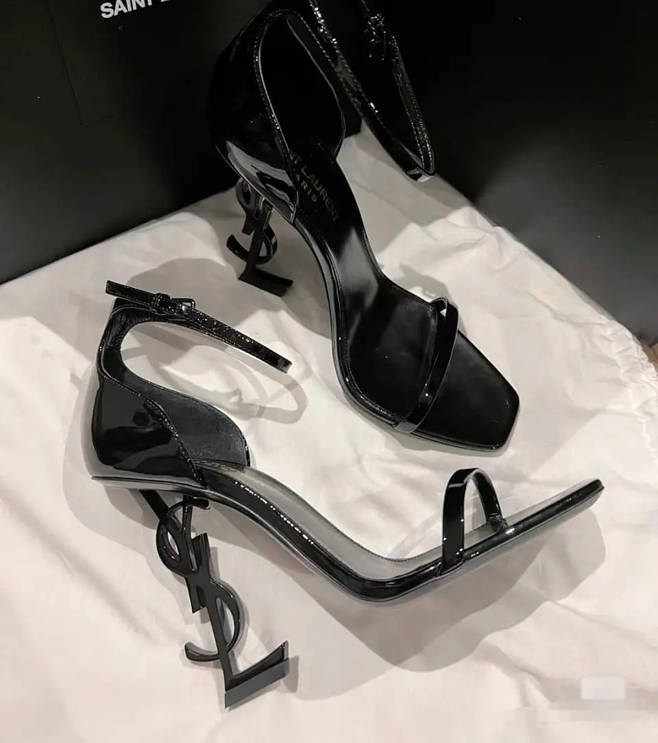 Sandalias negras con detalle metálico 1