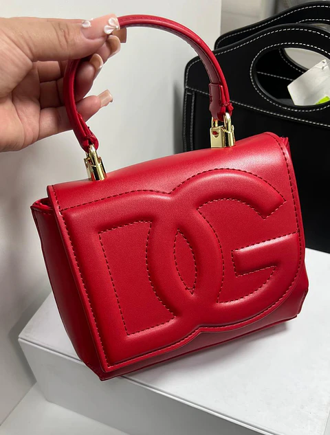 Bolso con relieve en el frente