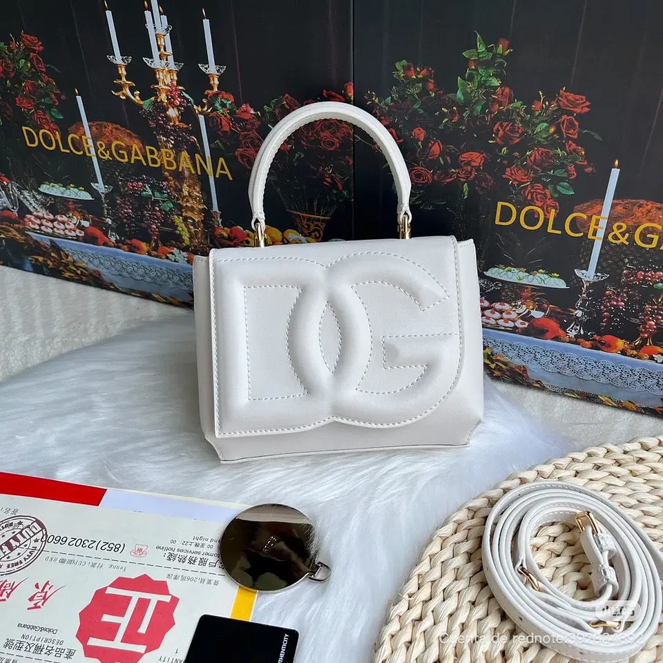 Bolso con relieve en el frente 4