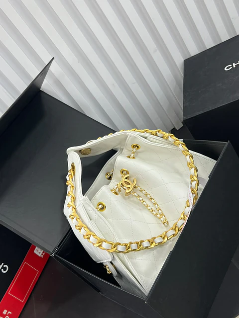 Bolso con cadena dorada