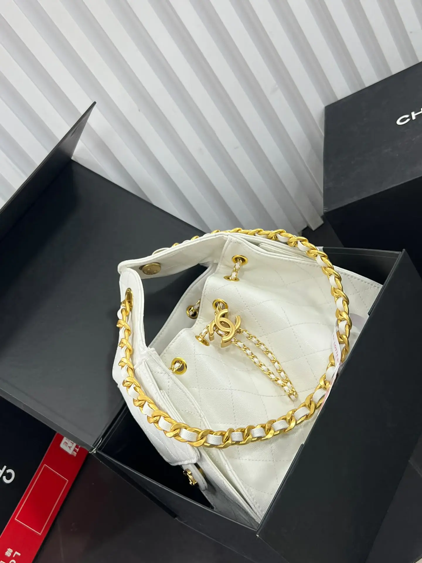 Bolso con cadena dorada 1
