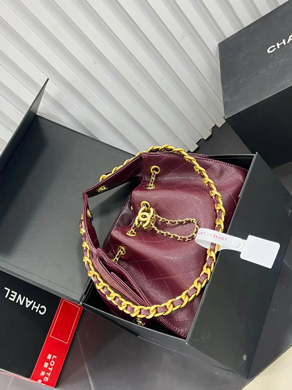 Bolso con cadena dorada 3