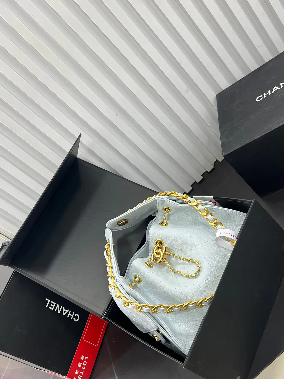 Bolso con cadena dorada 6