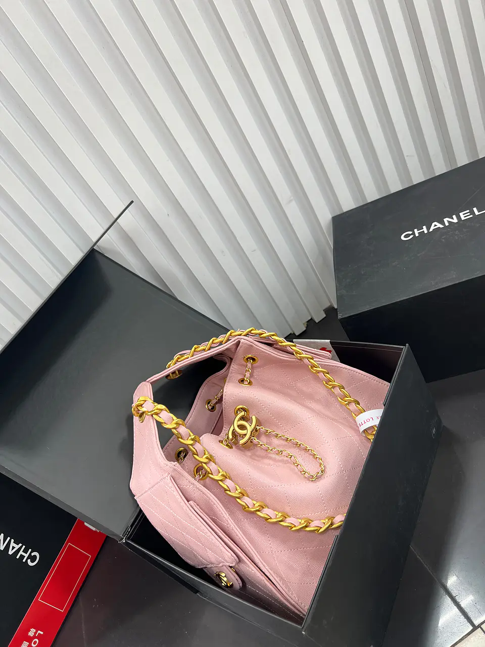 Bolso con cadena dorada 7