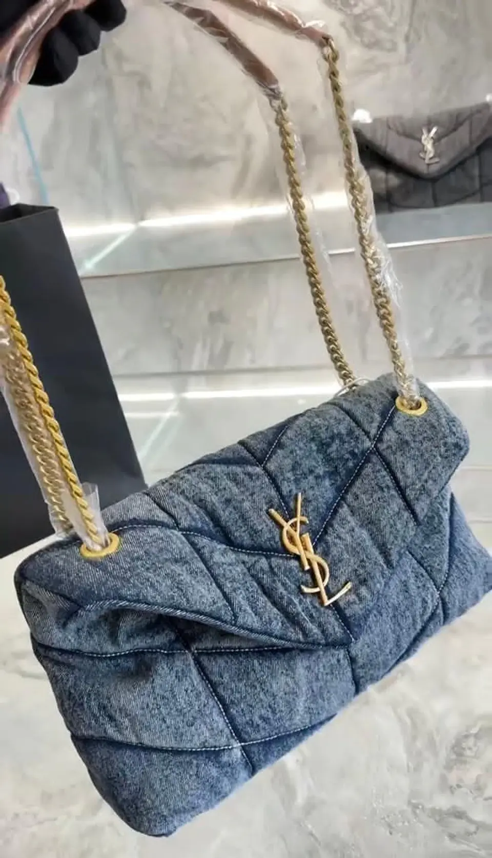 Bolso acolchado en denim con cadena dorada 1