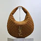 Bolso hobo acolchado negro con aplique dorado - Miniatura 1