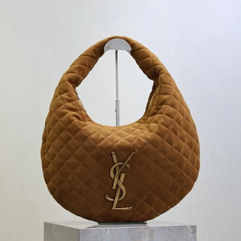Bolso hobo acolchado negro con aplique dorado 1