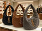 Bolso hobo acolchado negro con aplique dorado - Miniatura 2