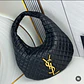 Bolso hobo acolchado negro con aplique dorado - Miniatura 3