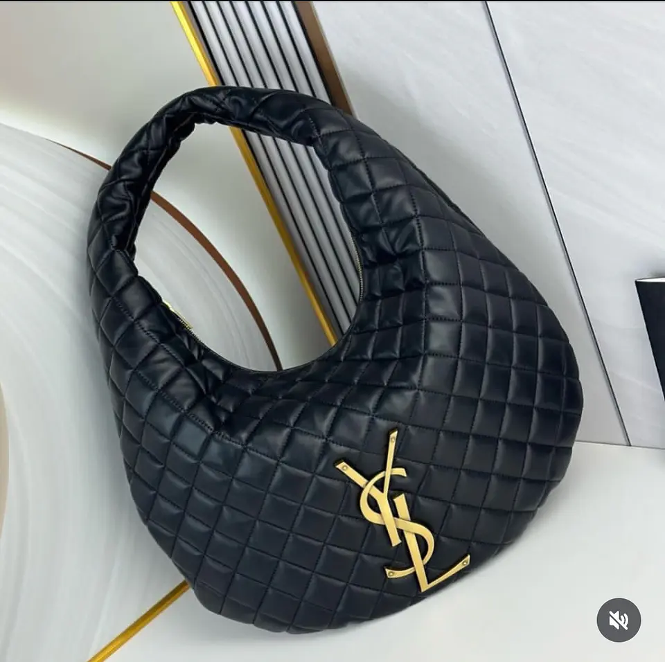 Bolso hobo acolchado negro con aplique dorado 3