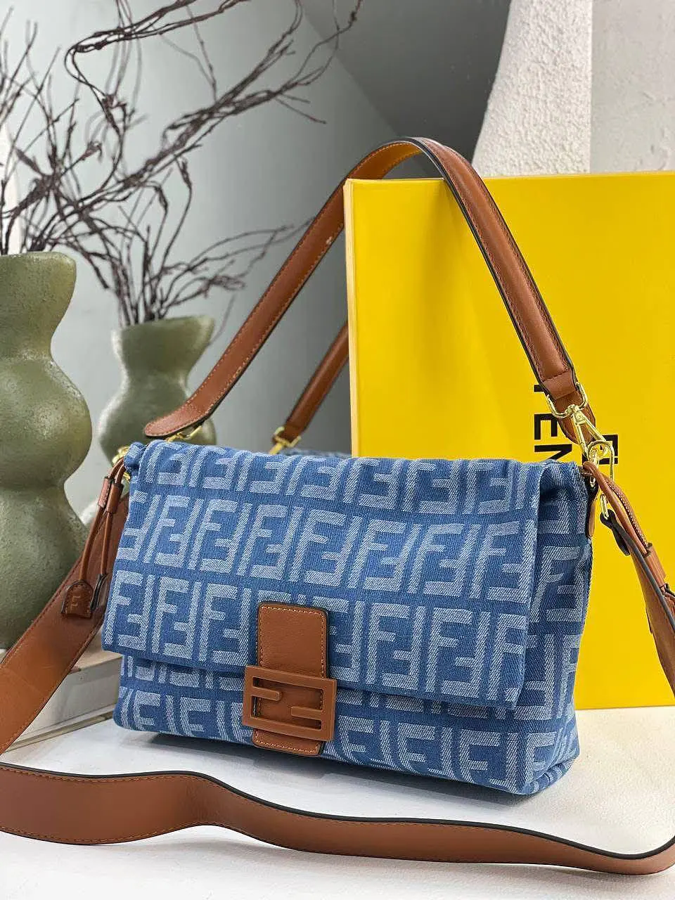 Bolso de solapa con estampado FF  1