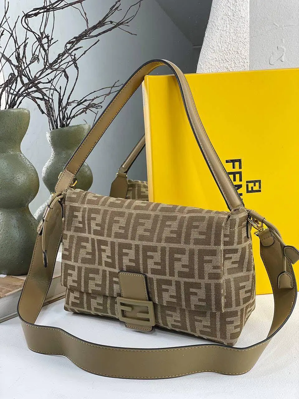 Bolso de solapa con estampado FF  3