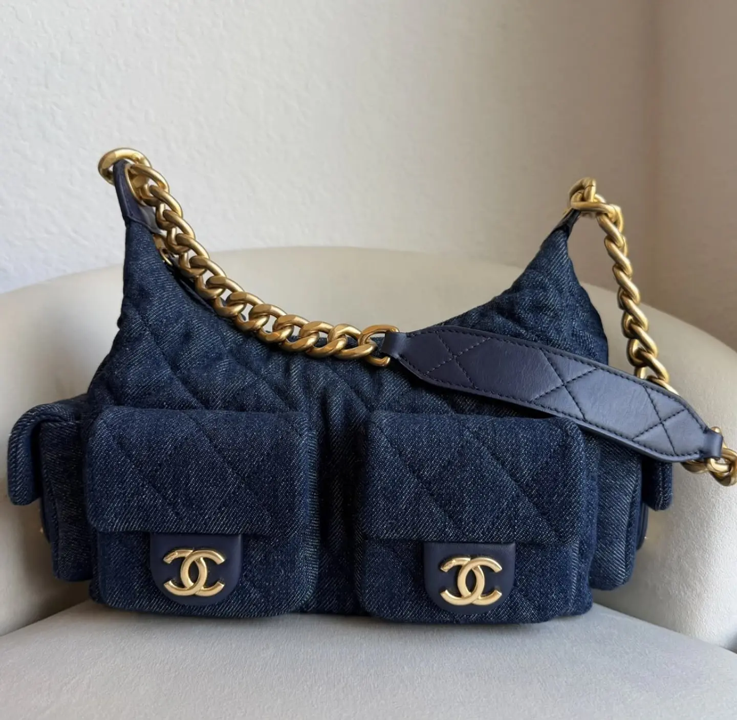 Bolso hobo acolchado con bolsillos frontales 4