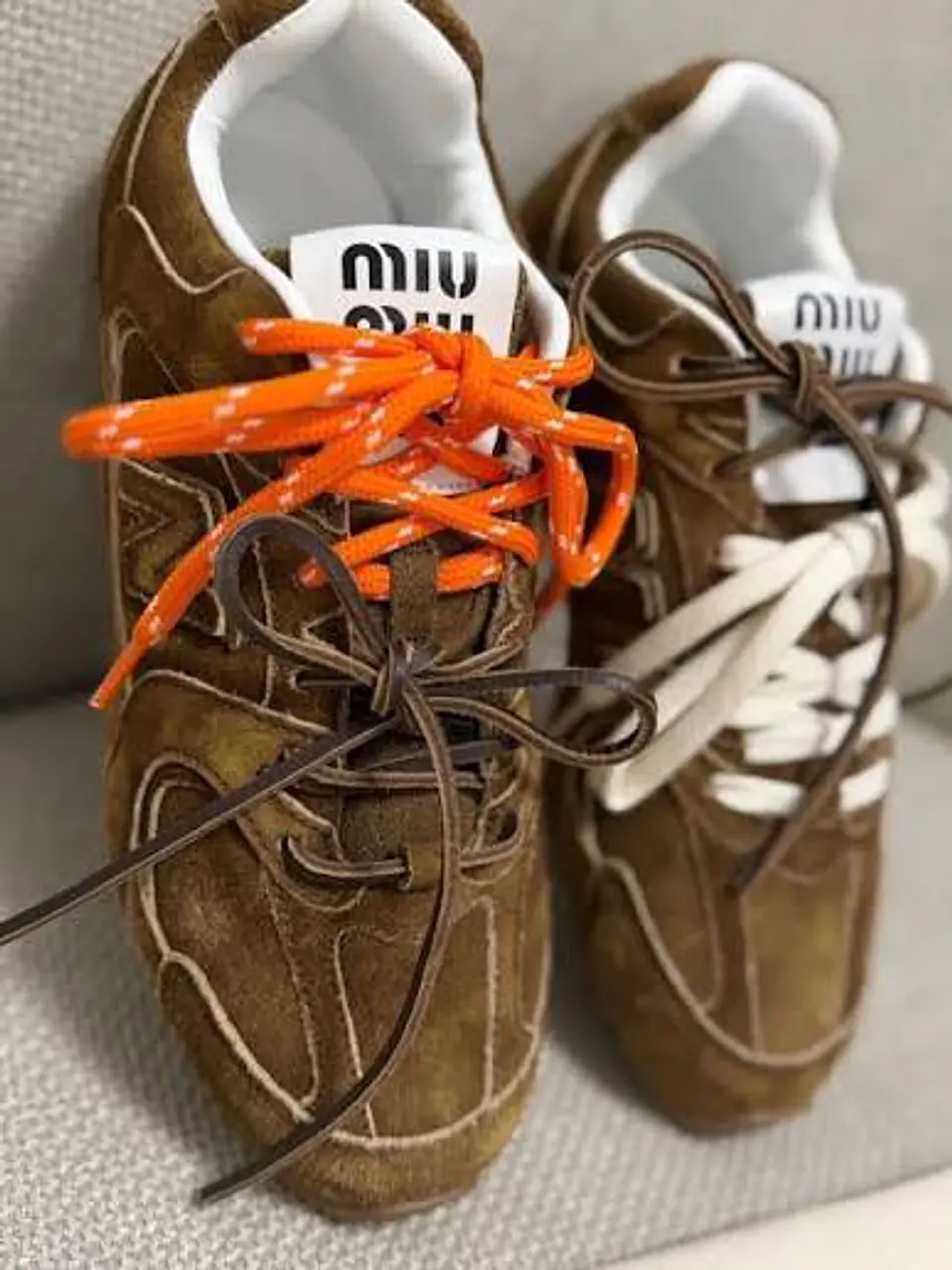 Zapatillas gamuza marrón con cordones intercambiables 2