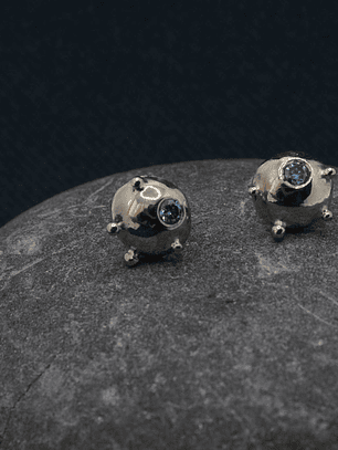 Aretes oro blanco con diamante azul de Medusa