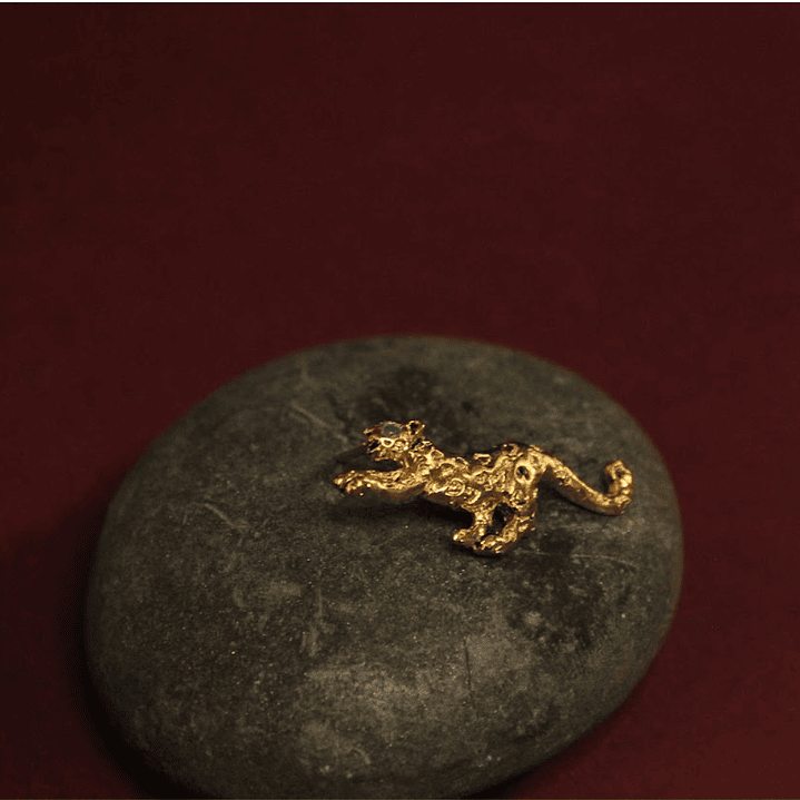 Collar Jaguar Mediano Dorado con Esmeralda 1