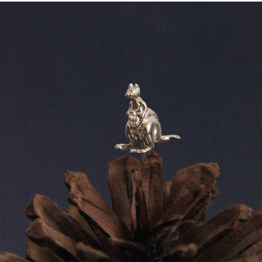 Broche canguro plata  1