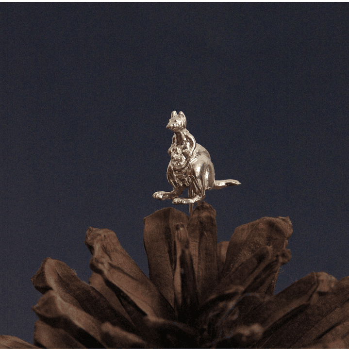 Broche canguro plata  1