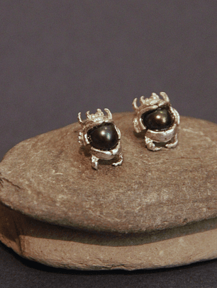 Arete Escarabajo Mini Perla Plata