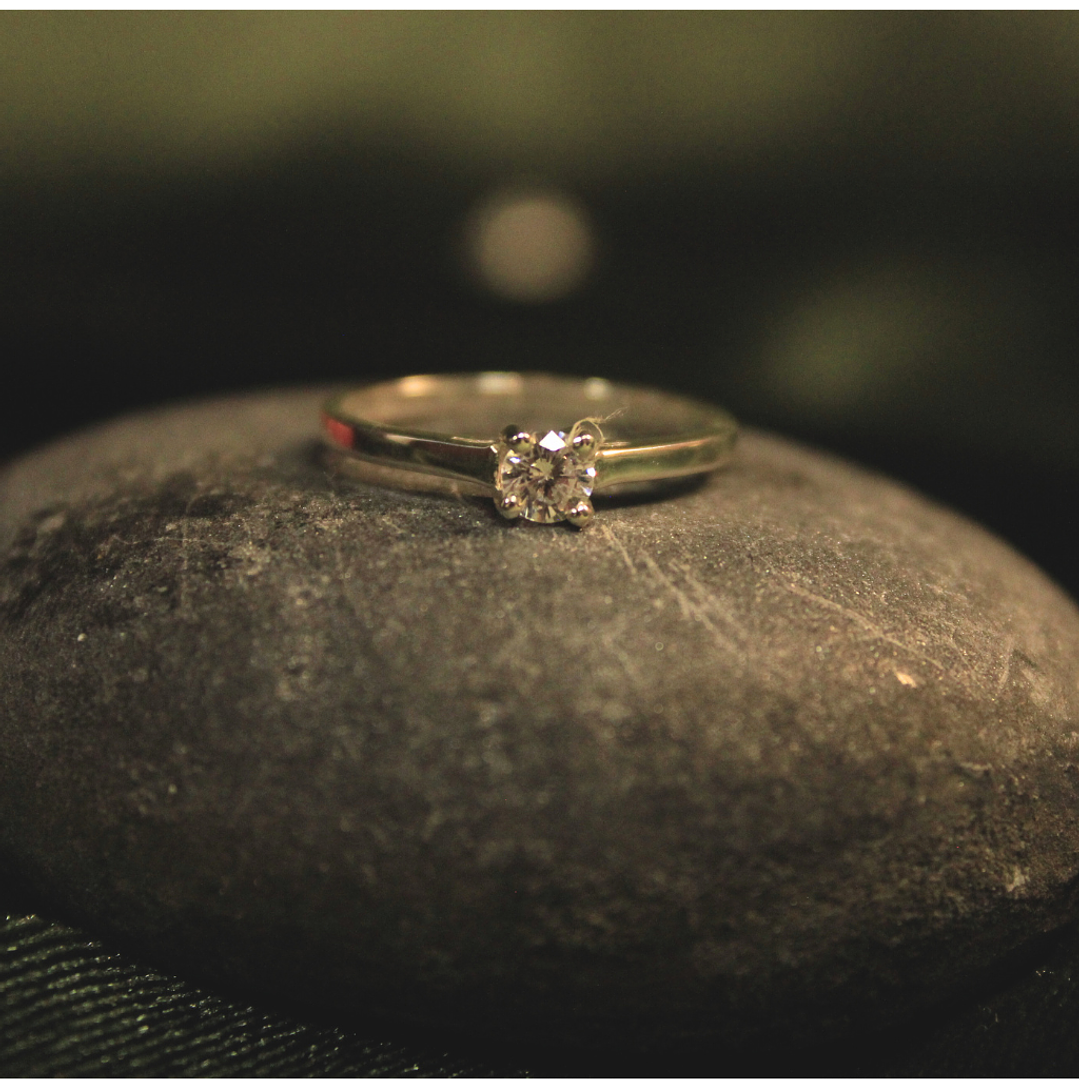 Anillo solitario compromiso  plata circón 4