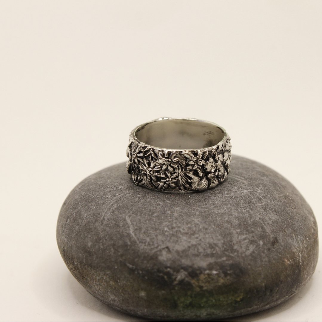 Anillo tallado flores 1