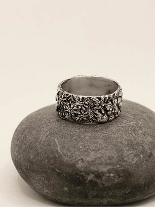 Anillo tallado flores