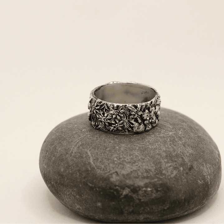 Anillo tallado flores 1
