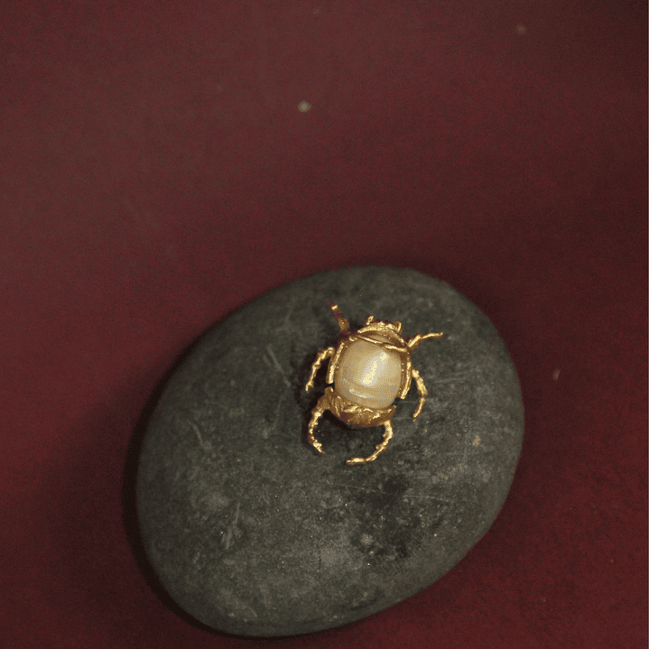 Collar escarabajo grande bronce bañado en oro 2