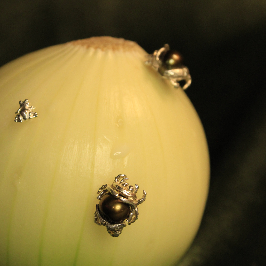 Arete Escarabajo Mini Perla Plata 1