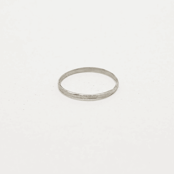 Anillo plano con textura en Platino 1