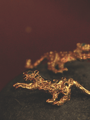 Aretes Jagures Mediano Bronce con baño en oro de 24k