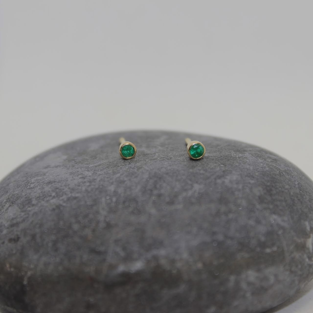 Topos esmeraldas 2.8mm oro de 18k 1