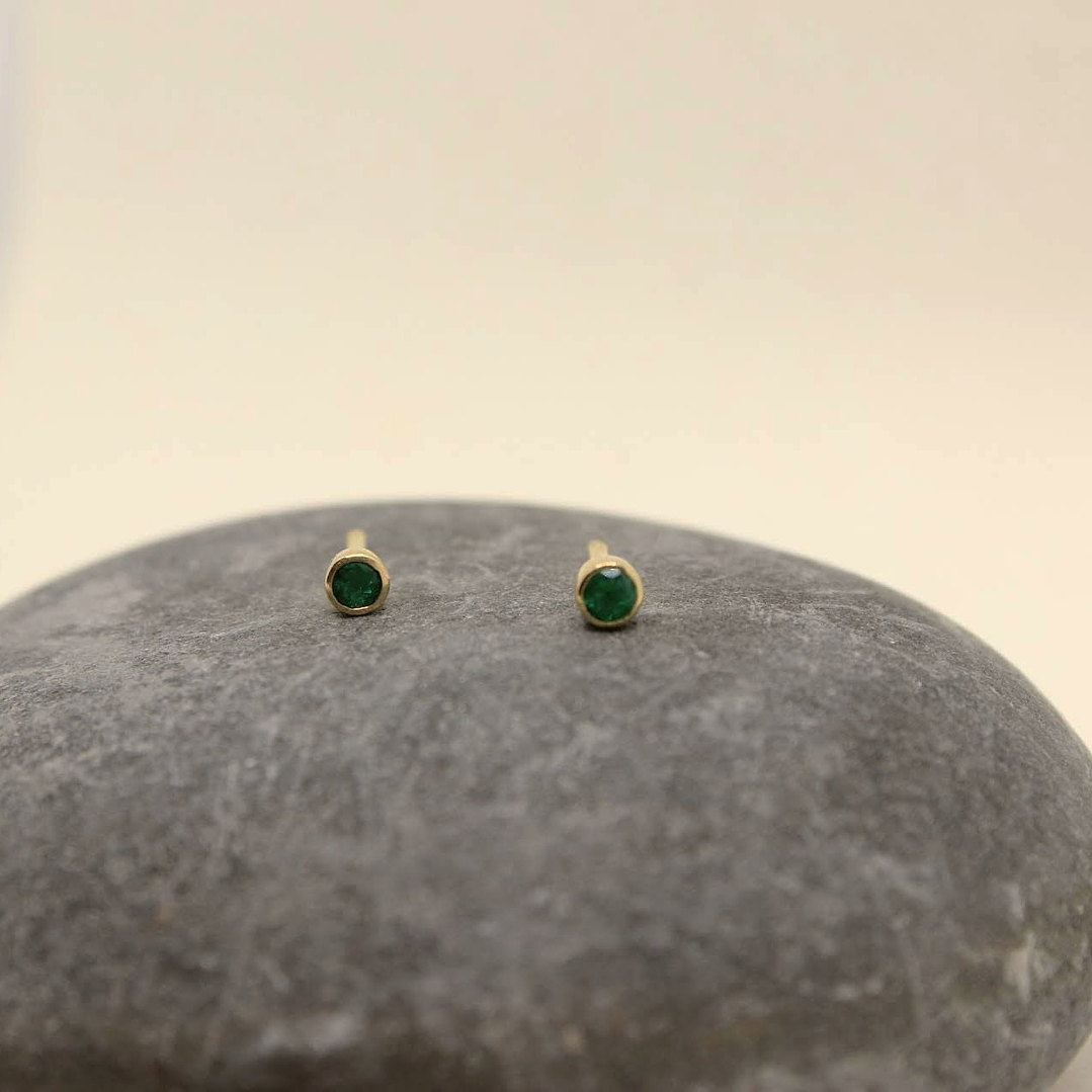 Topos esmeraldas 2.8mm oro de 18k 6