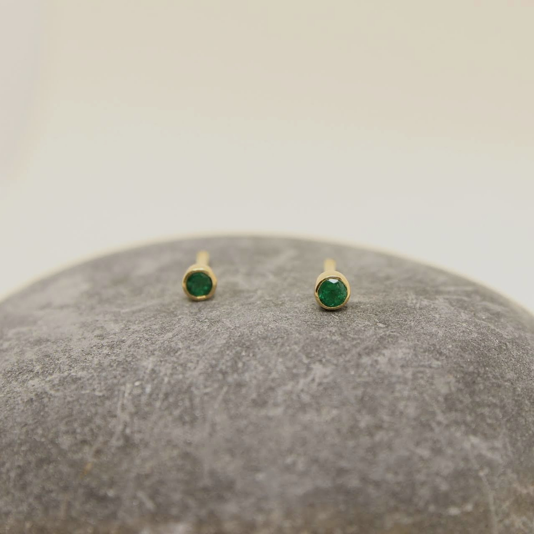 Topos esmeraldas 2.8mm oro de 18k 2