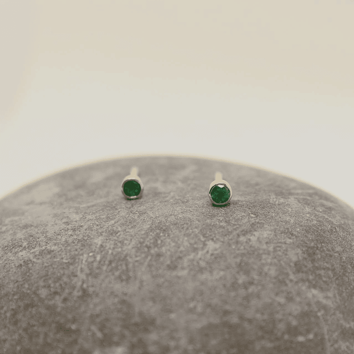 Topos esmeraldas 2.8mm oro de 18k 2