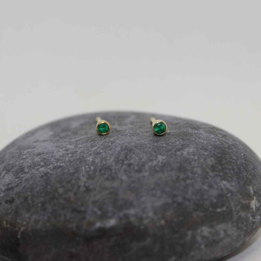 Topos esmeraldas 2.8mm oro de 18k 5