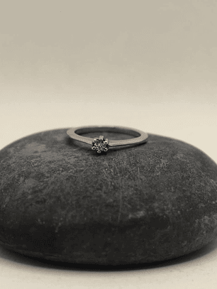 Anillo solitario tipo princesa, plata pladio diamante natural