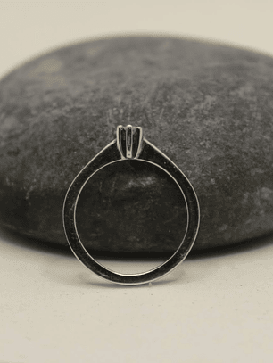 Anillo solitario tipo princesa, plata pladio diamante natural