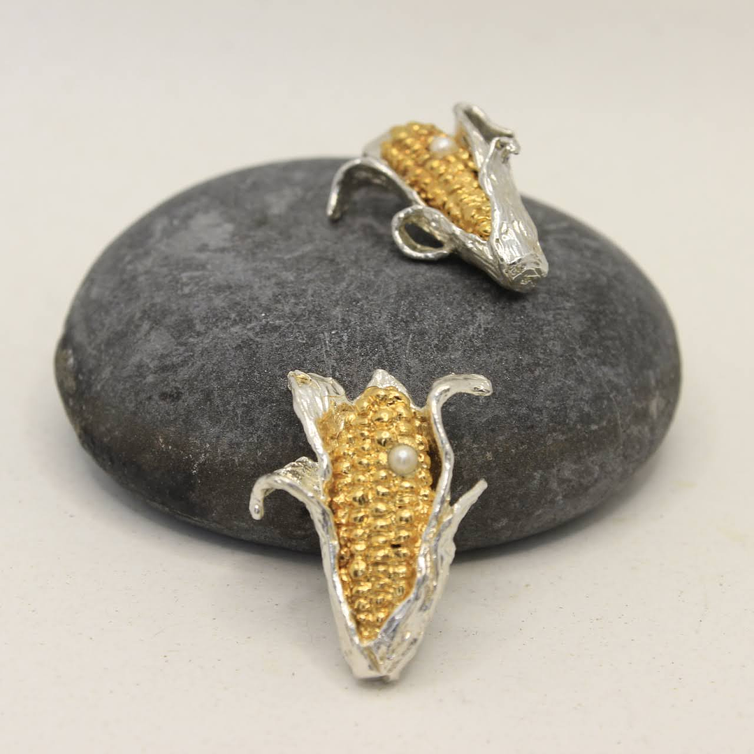 Aretes grandes maíz  perla enchape en oro d 2