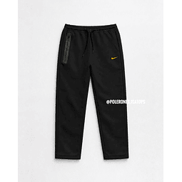 Pantalones Modelo Nocta x Tech