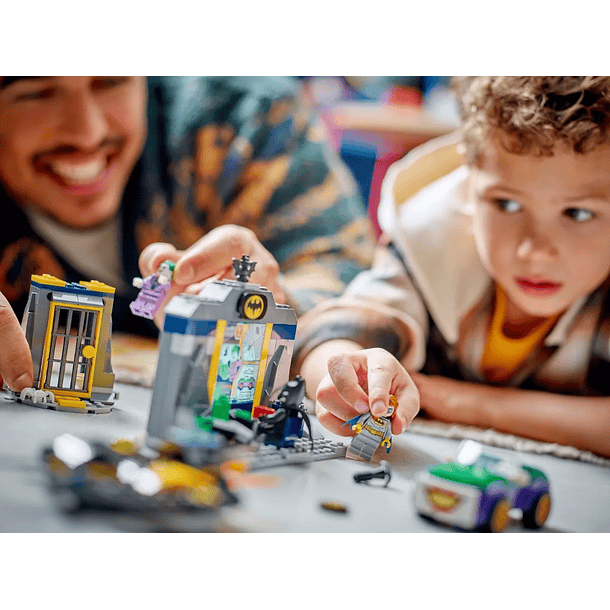 LEGO BATICUEVA CON BATMAN, BATGIRL Y THE JOKER 76272 8
