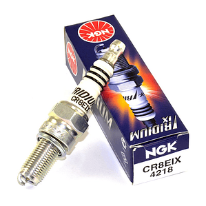 Bujía NGK Iridium CR8EIX. (Reemplaza a Denso IU24)